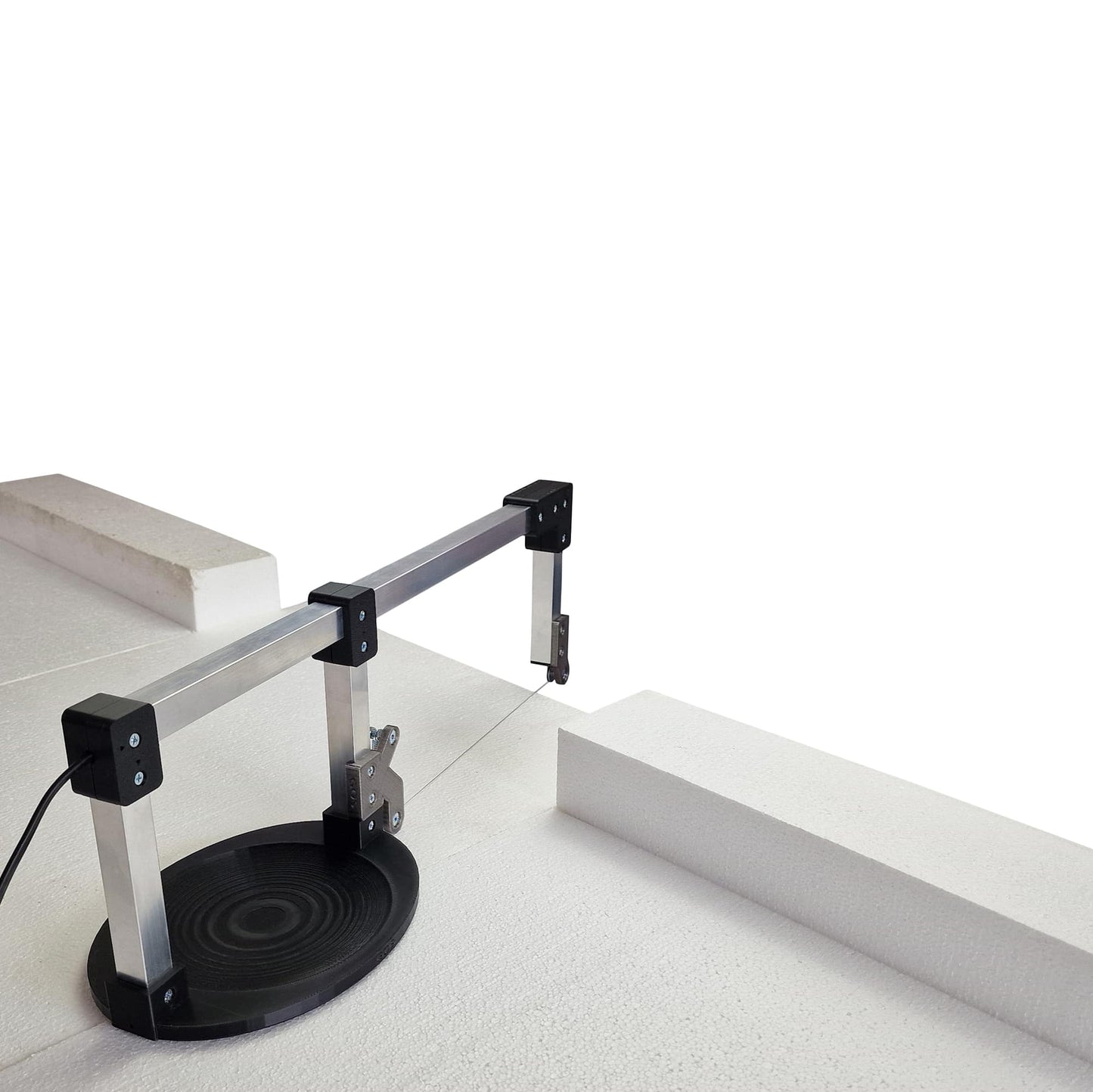 Aparat pentru tăiat polistiren cu placă specială pentru colțuri :: taiatpolistiren.ro