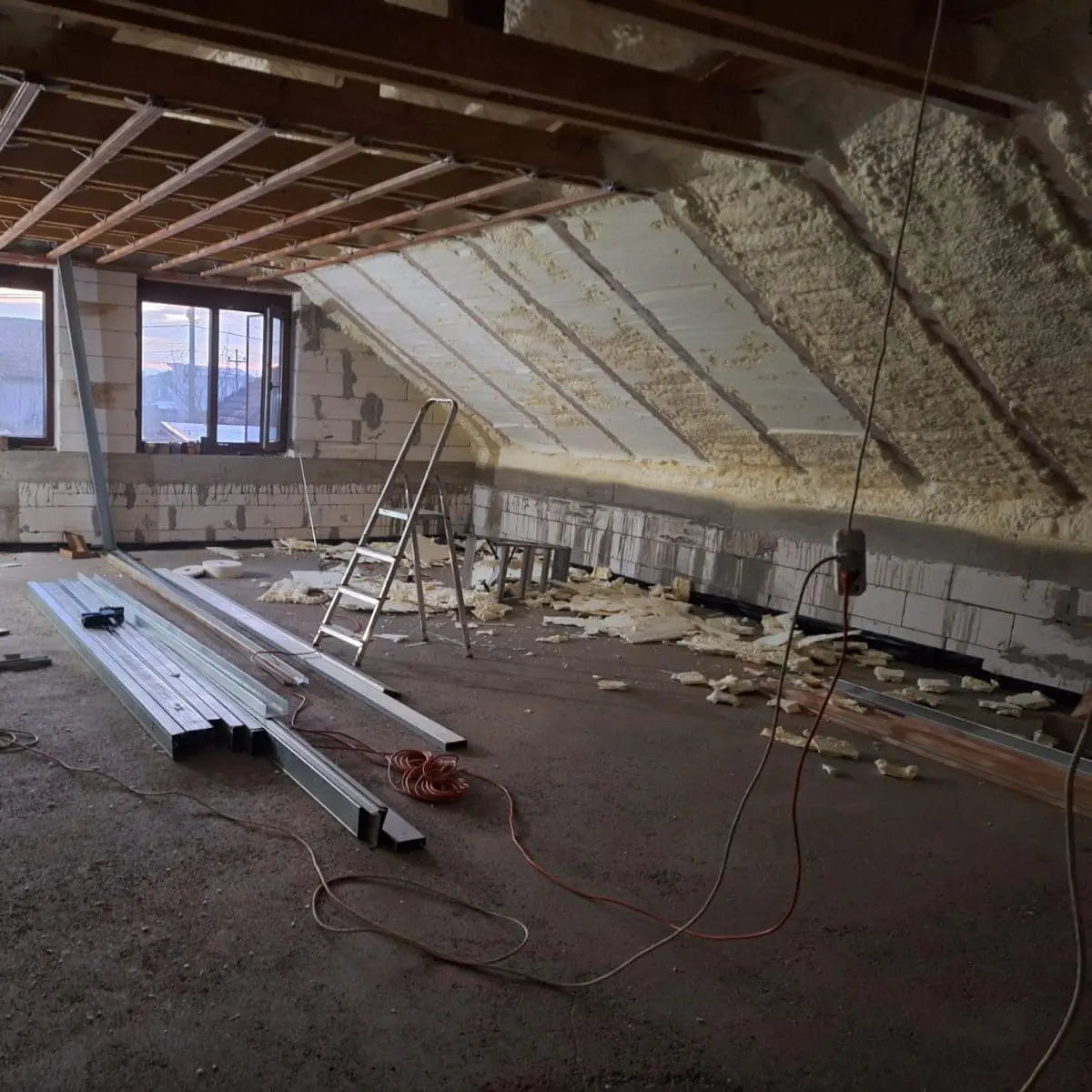 Cum folosesc fierăstrău pentru tăiat spumă poliuretanică :: taiatpolistiren.ro